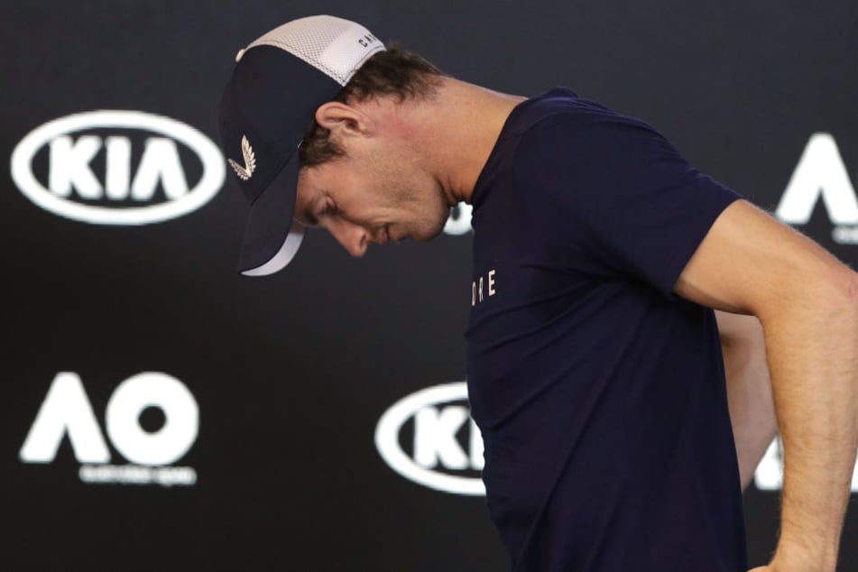 Mit gesenktem Kopf verlässt die Nummer eins der Welt, Andy Murray, das Podium bei den Australian Open. Womöglich wird es bereits sein letztes Turnier.