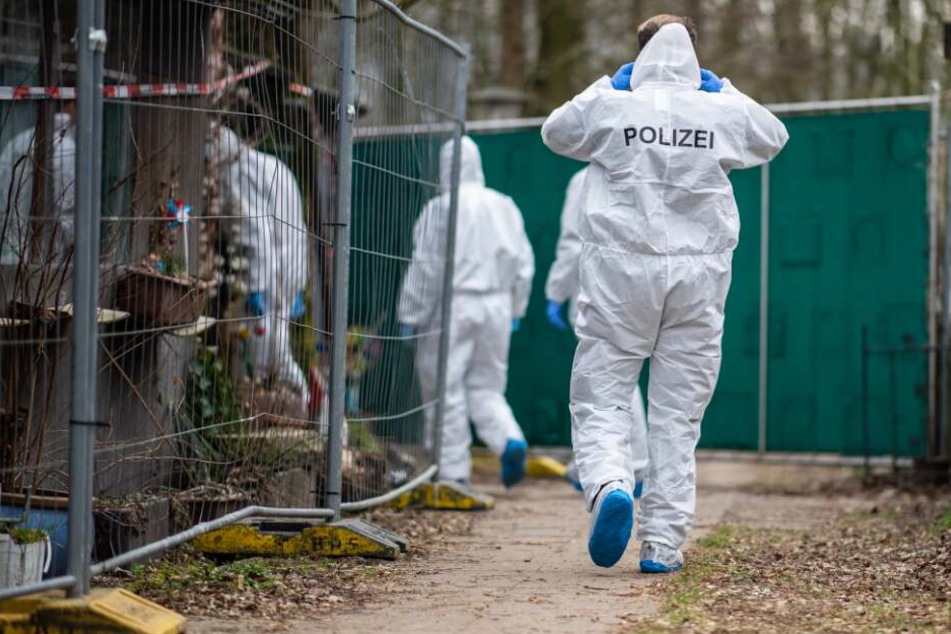 Die Spurensicherung untersuchte die Parzelle des mutmaßlichen Kinderschänders.