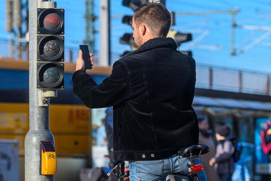 Ein kurzer Blick aufs Smartphone soll Dresdner Radler künftig schneller ans Ziel bringen.