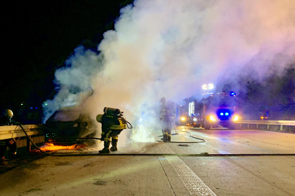 Hyundai brennt nach Auffahrunfall auf A17 komplett aus