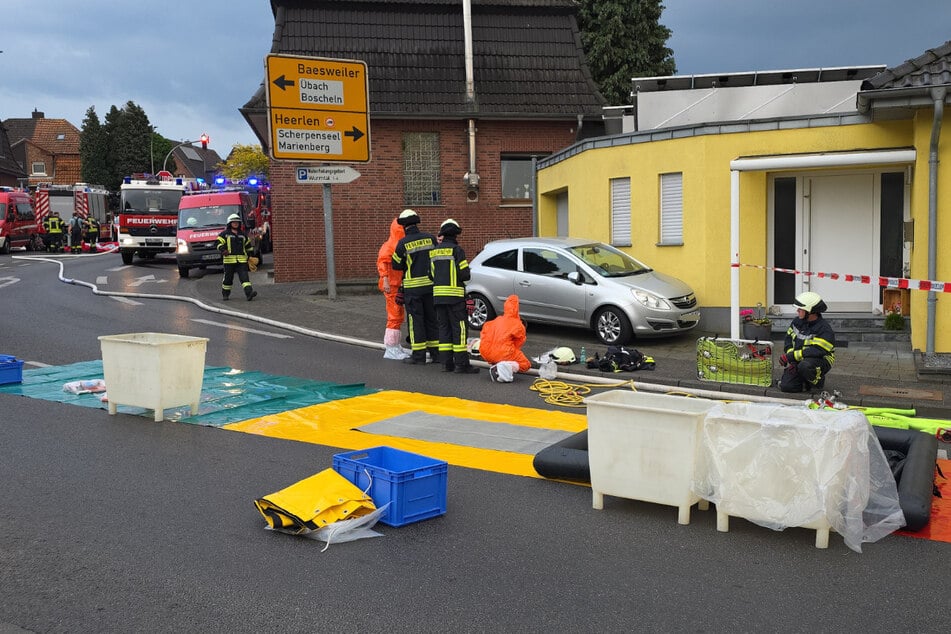 Bei dem Großeinsatz im Mühlenweg in Übach-Palenberg (Kreis Heinsberg) sollen zehn Polizisten verletzt worden sein.