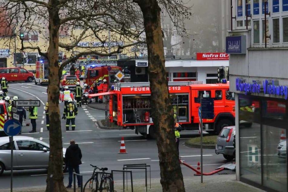 Noch immer suchen die Feuerwehr und die Polizei nach einer vermissten Hausbewohnerin.