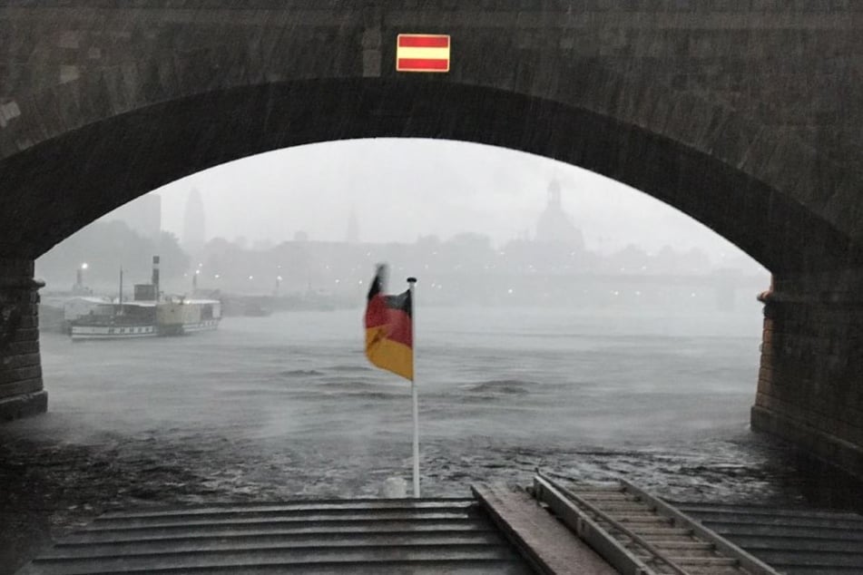 In der Landeshauptstadt regnete es plötzlich Bindfäden.