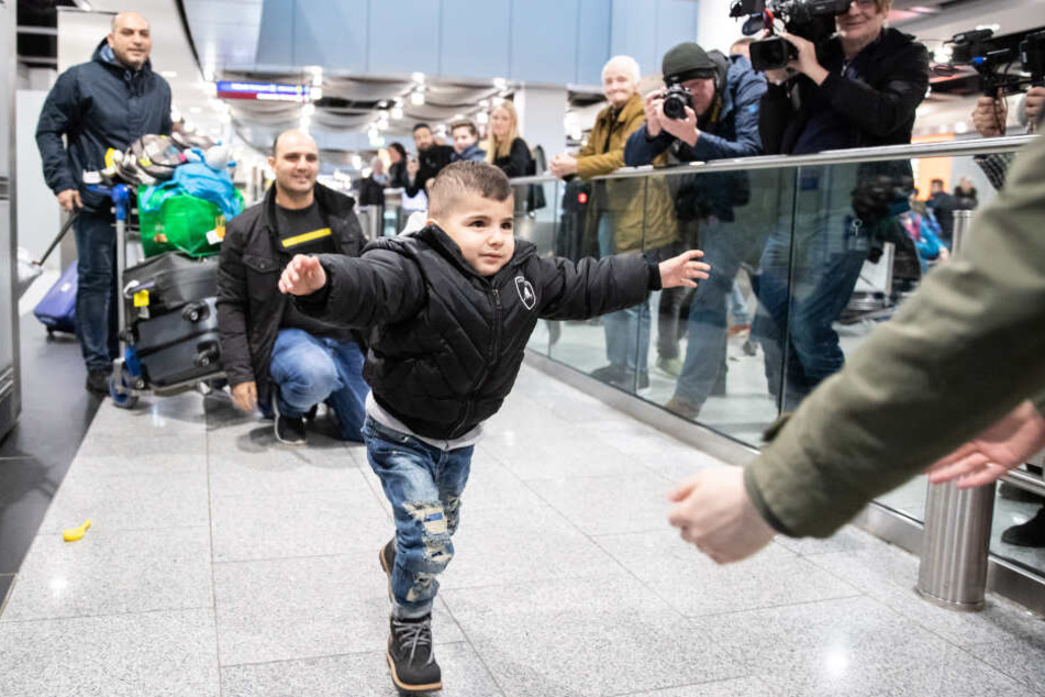 Der kleine Issa rannte seiner Mama entgegen.