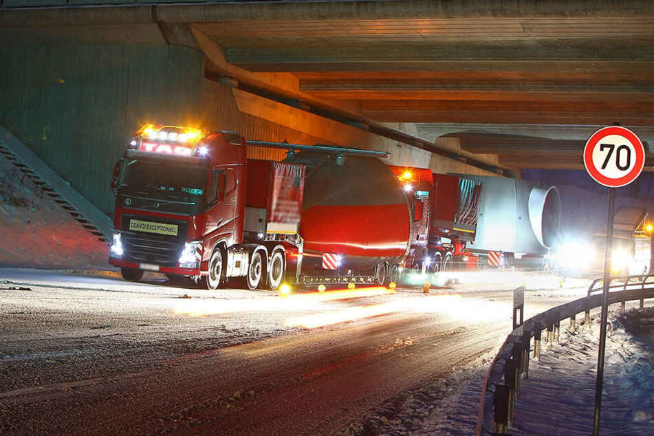 Auf der B180 an der Abfahrt Hohenstein-Ernstthal steckten zwei Schwerlasttransporter fest.