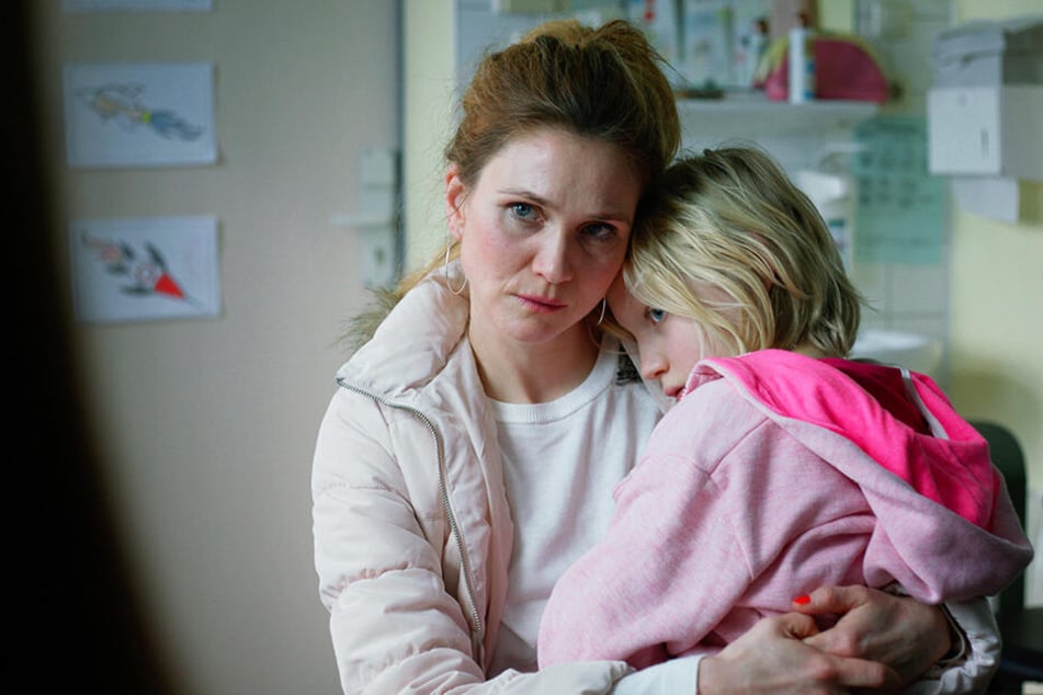 Mutter Bianca Klaaß (l., Lisa Hagmeister) ist mit ihrer schwierigen Tochter Benni (Helena Zengel) überfordert und kann deshalb nicht für sie sorgen.