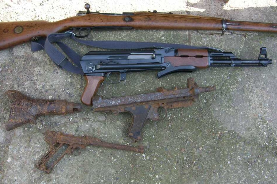 Etwa zehn Langwaffen und Pistolen sollen auf dem Grundstück gefunden worden sein.