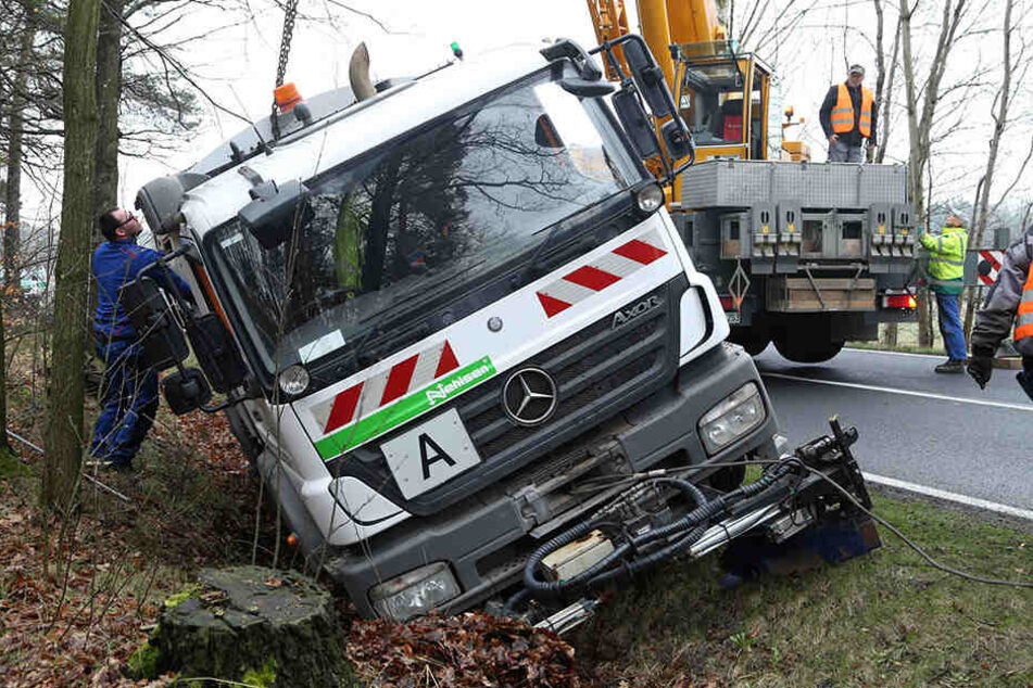 Mit einem Kran musste das elf Tonnen schwere Fahrzeug aus dem Graben gehievt werden...
