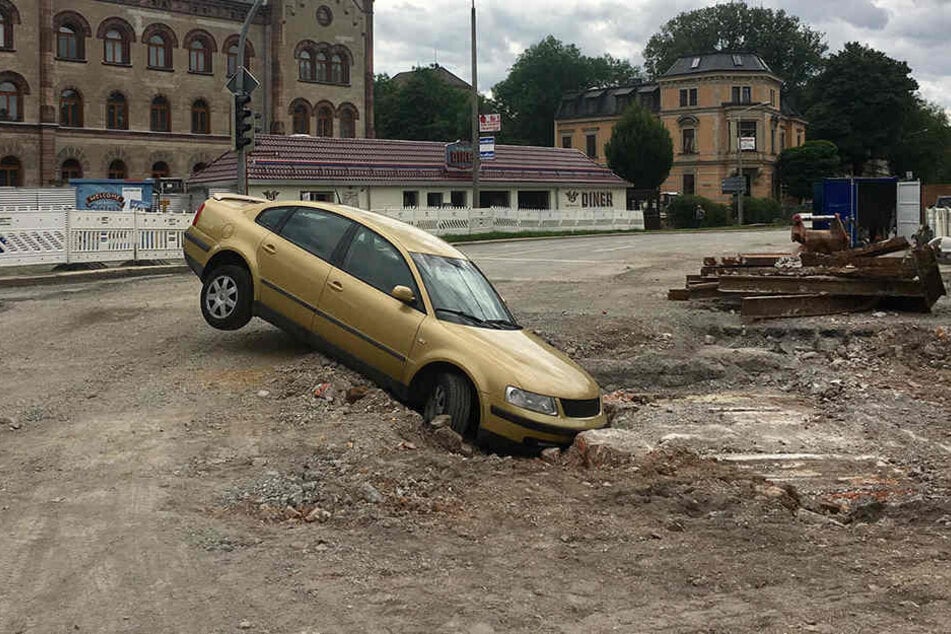 Der Pkw blieb stecken.