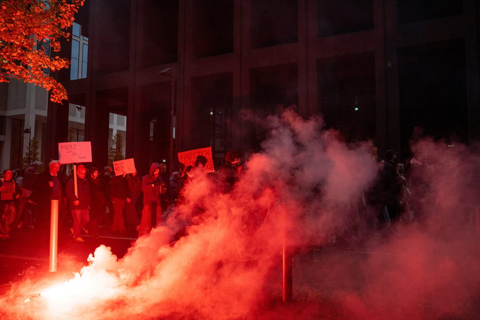 Auch in Frankfurt wurde während der Demonstration immer wieder Pyrotechnik gezündet.