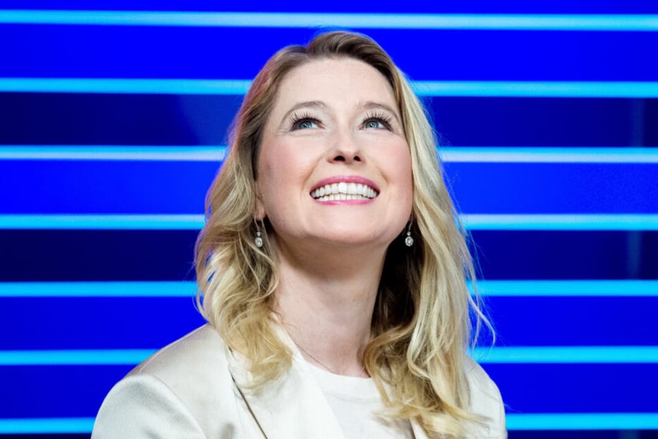 Die werdende Mutter Lencke Wischhusen strahlt über das ganze Gesicht.