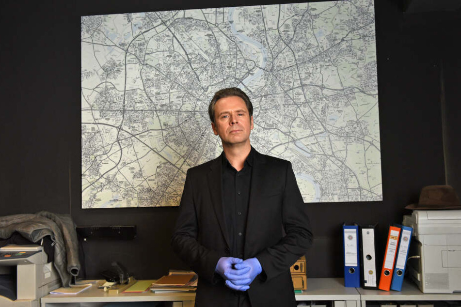 Matthias Matschke spielt Professor T. alias Jasper Thalheim. Ein genialer und selbstverliebter Kölner Professor.