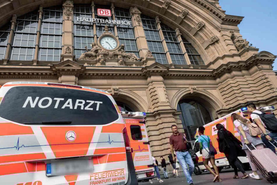 Mehrere Einsatzwagen stehen vor dem Frankfurter Hauptbahnhof.