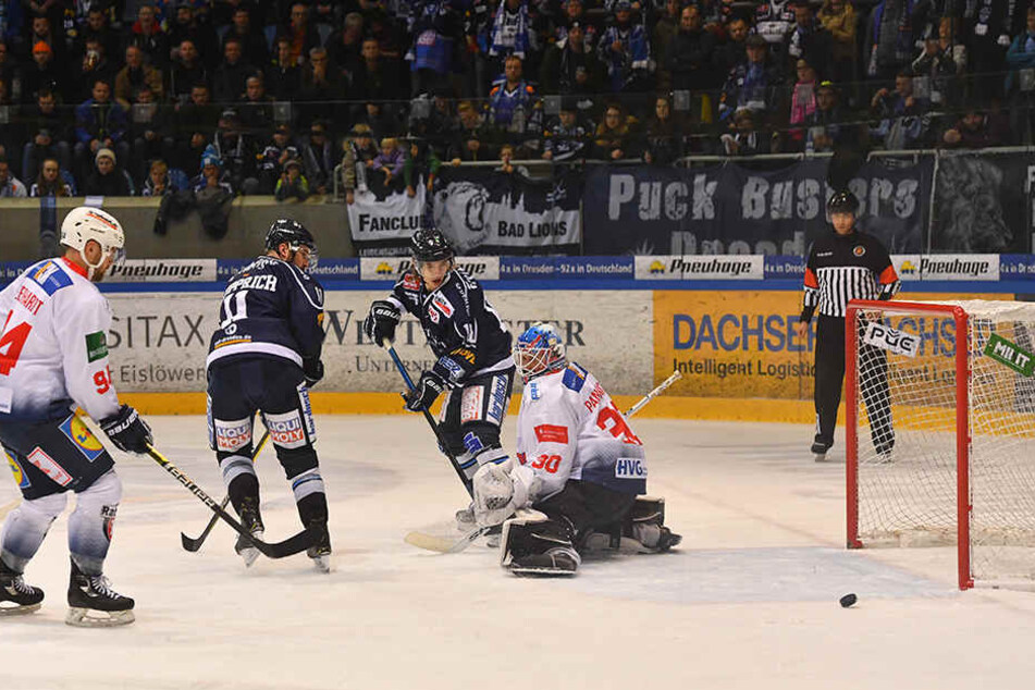 Steven Rupprich (2.v.l.), der hier verfolgt, wie Teamkollege Timo Walther mit einer weiteren Möglichkeit an Heilbronns Goalie Mirko Pantkowski scheitert, ist zuversichtlich, dass die Dresdner Eislöwen in Ravensburg die richtige Reaktion auf die 2:6-Klatsc