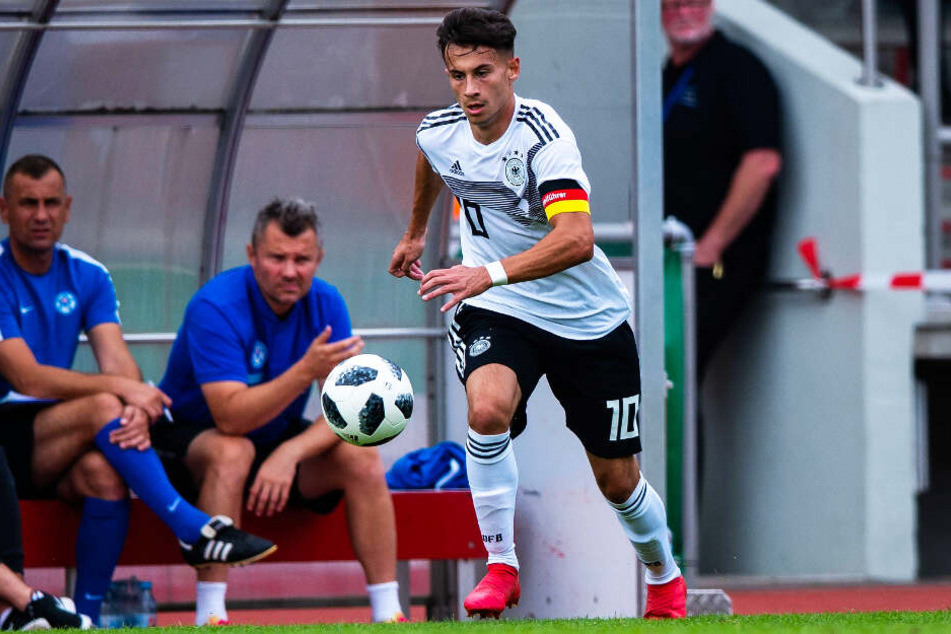 Nicolas Kühn hat mittlerweile 33 Länderspiele für die Jugend-Teams des DFB absolviert und übernimmt dort erkennbar Verantwortung. Aktuell ist er der Dreh- und Angelpunkt des U20-Nationalteams.