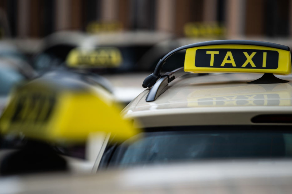 Ein Taxifahrer soll in Zwickau einen Fahrgast angefahren haben. (Symbolbild)