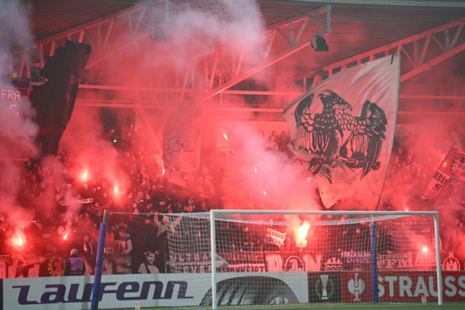 Die mitgereisten Frankfurt-Fans zündeten schon vor Spielbeginn Bengalische Feuer, weshalb sich der Anstoß verzögerte.