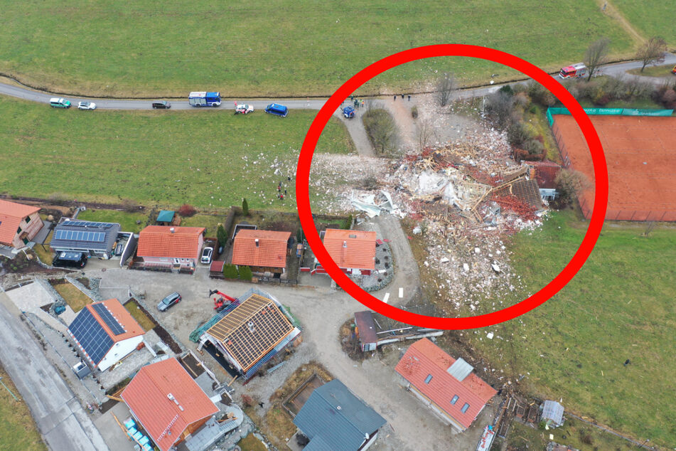 Heftige Explosion legt Vereinsheim in Schutt und Asche, Trümmerteile fliegen 200 Meter weit