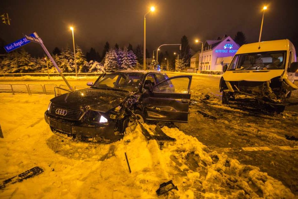 Bei dem Crash in Freiberg sind am Mittwochabend drei Personen verletzt worden.