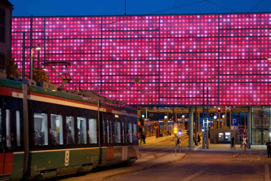 An der LED-Fassade am Chemnitzer Hauptbahnhof gehen am Samstag zum Earth Day für eine Stunde die Lichter aus.