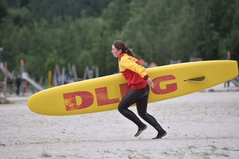 Was wie ein Surfbrett aussieht, ist in Wirklichkeit ein Rettungs-Board. Auch damit kann Annabelle gut umgehen.