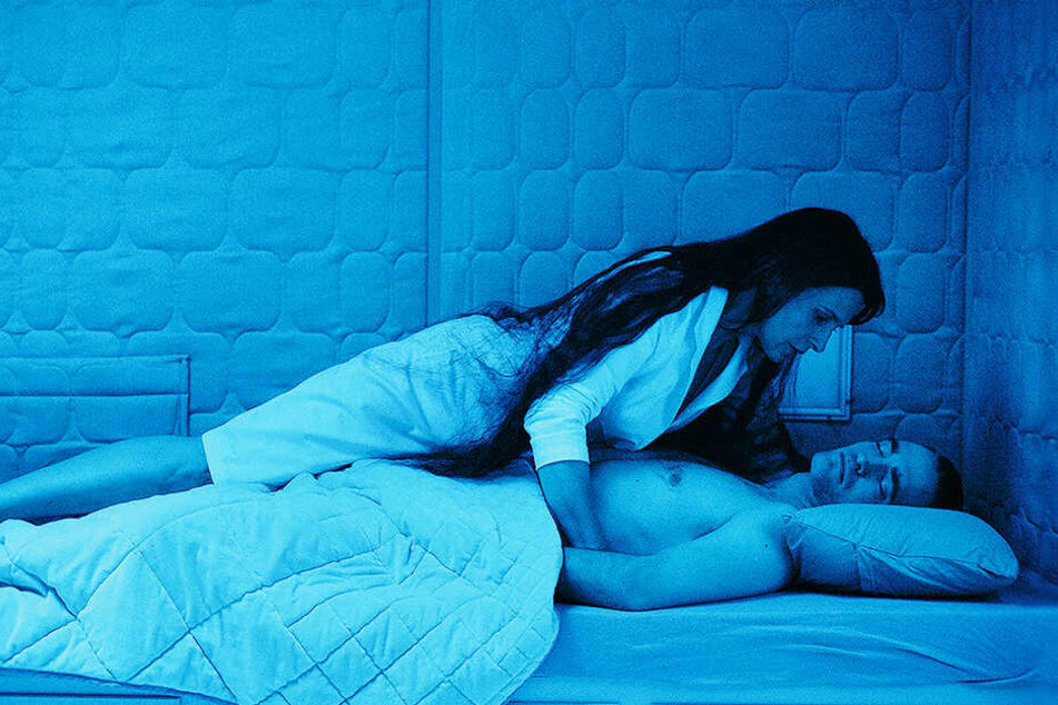 Dr. Dibs (oben, Juliette Binoche) betäubt und vergewaltigt Monte (Robert Pattinson) ohne dessen Wissen, um an sein Sperma zu kommen.