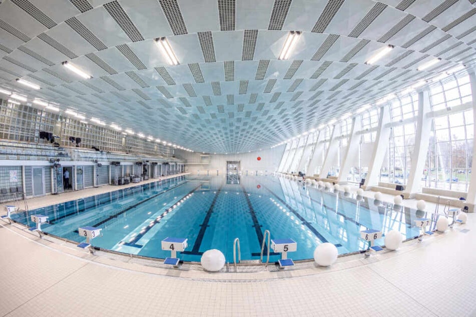 Der Hauptzugang zum Schwimmsportkomplex erfolgt ab Montag über den neu gestalteten Eingangsbereich am Freiberger Platz. Von dort erreicht man den neuen Kassentresen im Foyer. Bis auf Weiteres bleibt nur Halle 1 (Neubau) nutzbar.