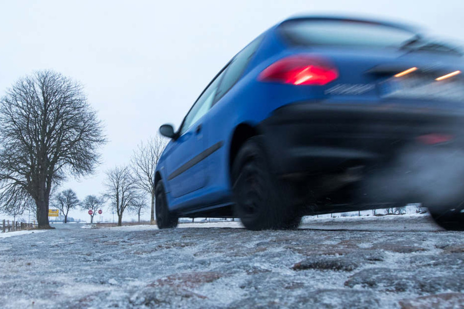 Autofahrer müssen örtlich mit Reifglätte rechnen (Symbolbild).