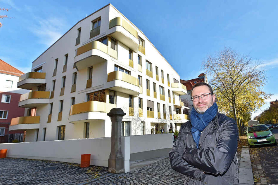 Alrik Mutze (44) vor dem Neubau an der Haydnstraße, den die WGJ für das Projekt zur Verfügung gestellt hat.