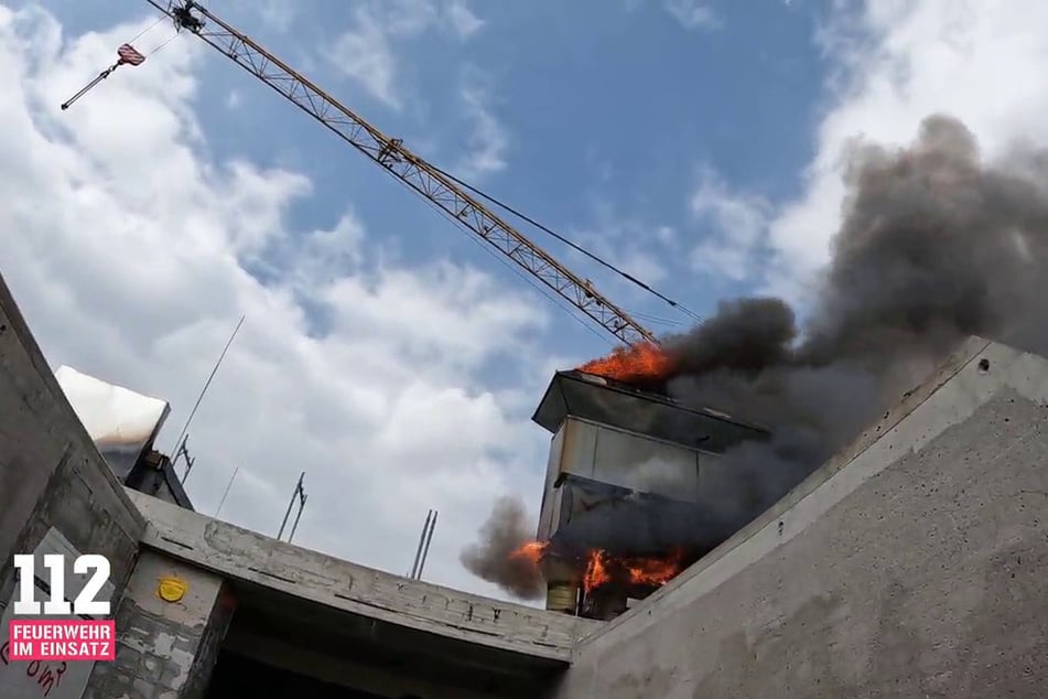 Der Schornsteinkopf brennt in voller Ausdehnung.