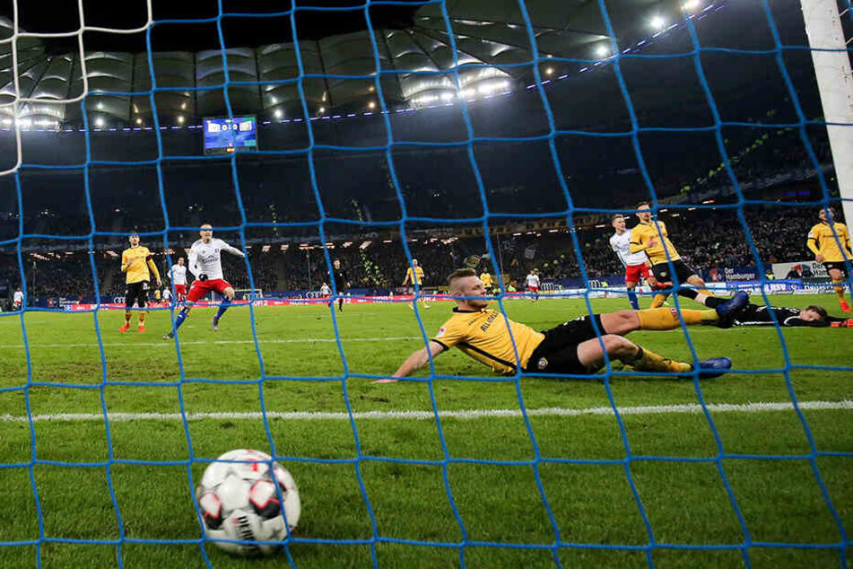 Markus Schubert guckt am Boden liegend dem Ball entgeistert hinterher, Brian Hamalainen kann nicht mehr retten - das 1:0 für den HSV war aus Dynamo-Sicht extrem unglücklich.