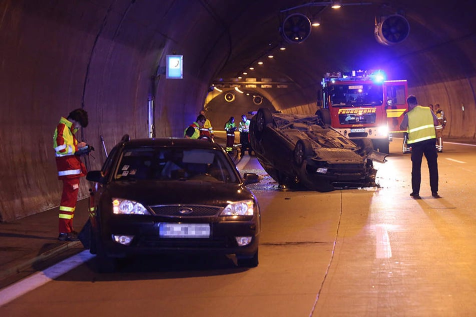 Die Autobahn A17 wurde während der Bergungsarbeiten zwei Stunden gesperrt.