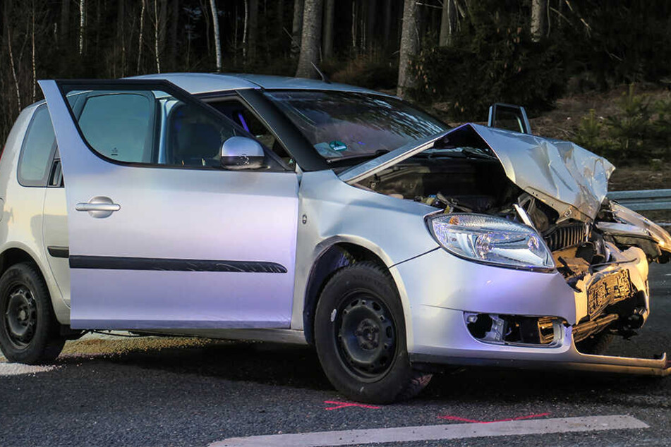 Die Fahrerin des Skodas kam verletzt ins Krankenhaus.