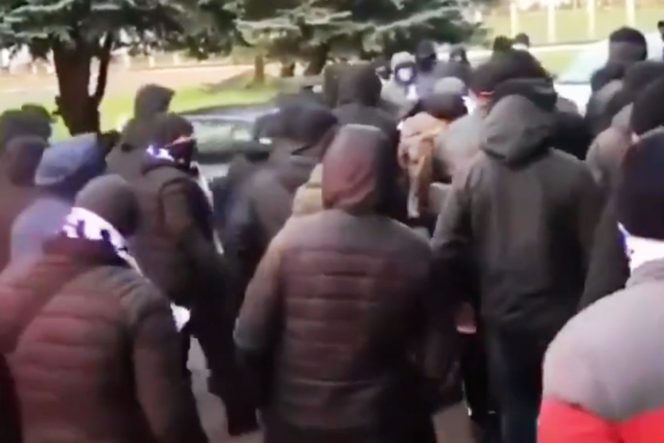 Die Ultras bedrängen den Präsidenten.
