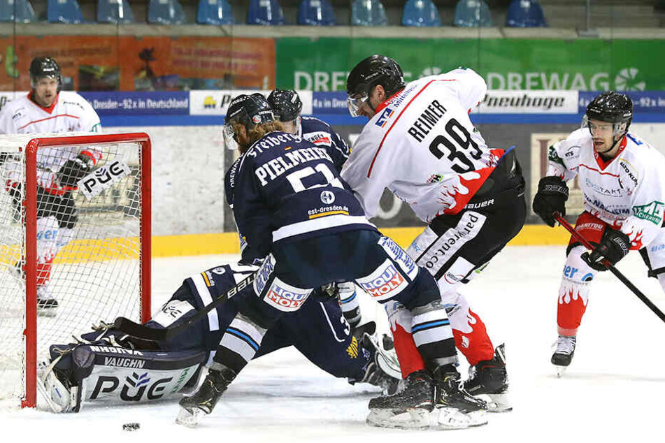 In den letzten Minuten hatten die Dresdner vorm eigenen Tor alle Hände voll zu tun. Dennis Reimer (2.v.r.) machte es zwar nochmal spannend, aber am Ende stand der 4:2-Sieg.