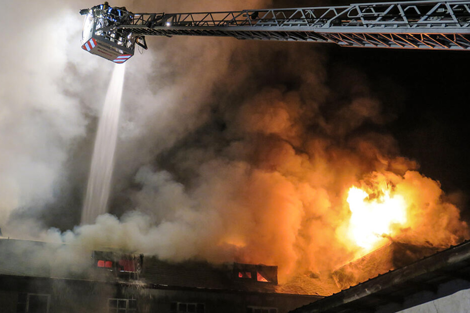 Als die Feuerwehr eintraf, stand das Dach schon in Vollbrand.