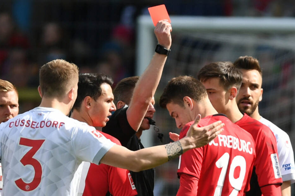 Spielszene am Sonntag: Freiburgs Janik Haberer (rechts) kassiert die Gelb-Rote Karte.