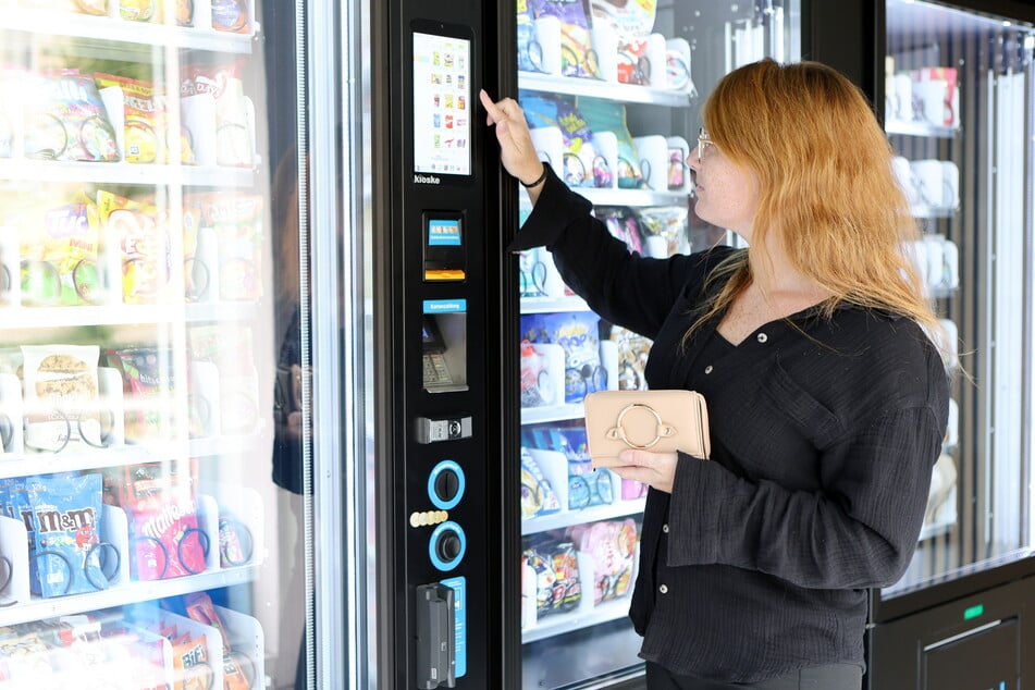 Die Kunden können sich an einem Bildschirm ihre gewünschten Produkte aussuchen.