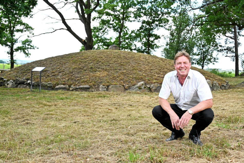 Initiator Norbert Sauer (55) vor einem der 3000 Jahre alten Grabhügel. Besucher können ab sofort rund um die Uhr vorbeikommen.