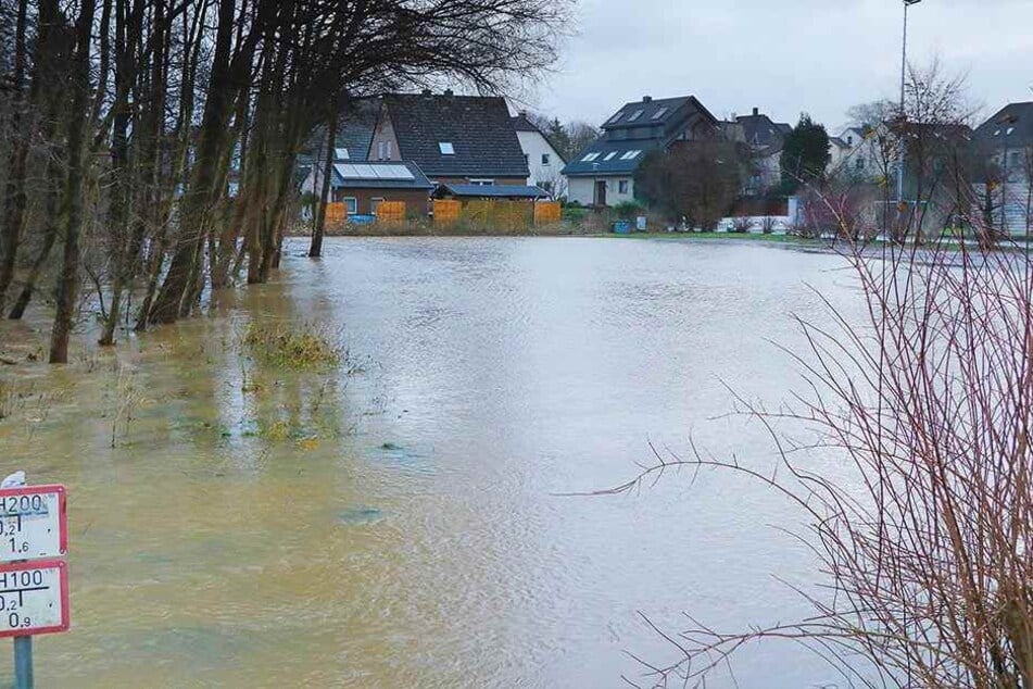 Der Jahnplatz war so stark unter Wasser, dass es fast ins Wohngebiet floß.