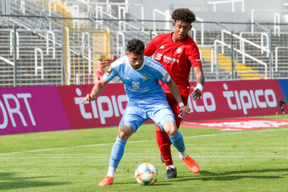 Davud Tuma (vorn) im Hinspiel gegen die Zweite des FC Bayern vor Chris Richards am Ball.