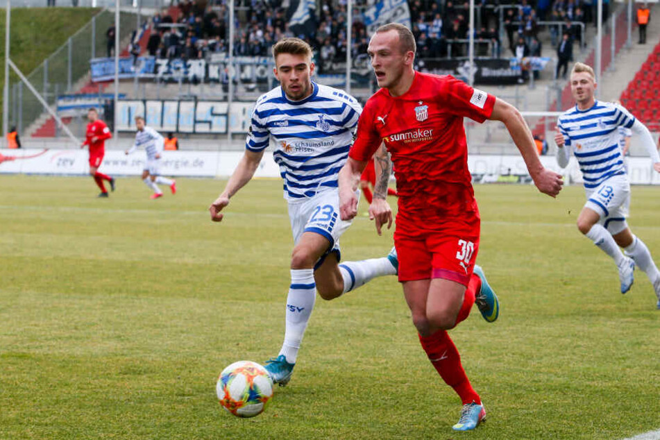 Joshua Bitter versucht FSV-Mittelfeldmann Julius Reinhardt den Ball abzunehmen.