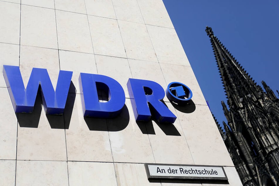 Das Funkhaus des WDR in Köln, im Hintergrund der Dom.