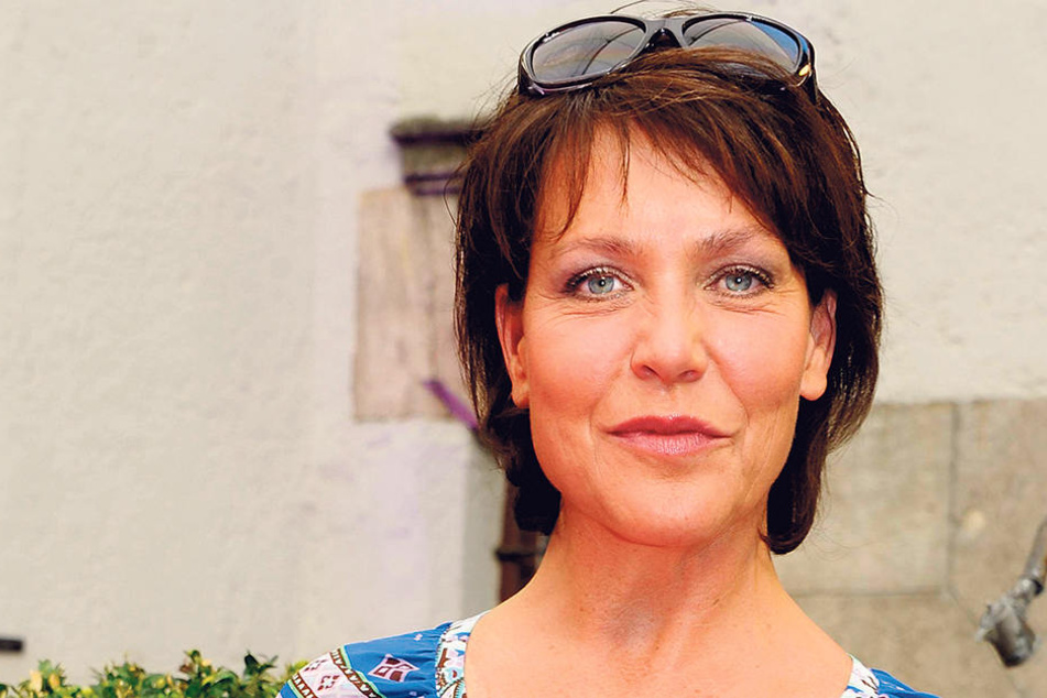 Schauspielerin Janina Hartwig (57) - sie dreht weiter nach ihrem Zusammenbruch.