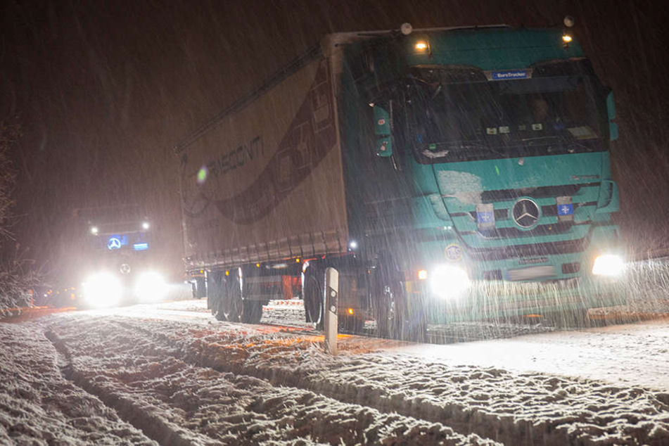 Auf der B174 bei Reitzenhain hingen LKW am Berg fest.