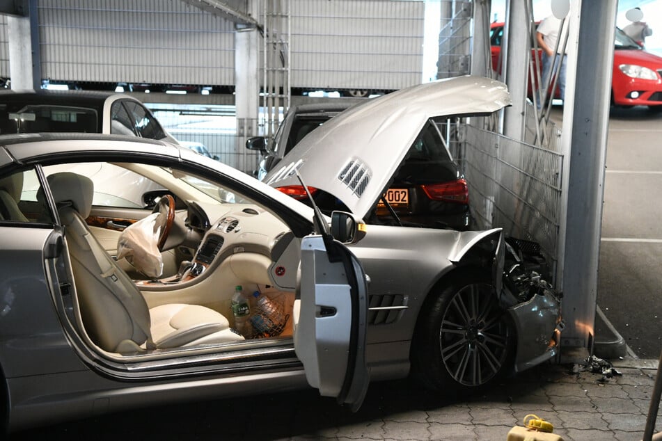 Ein Auto krachte aus noch ungeklärter Ursache in einem Hamburger Parkhaus gegen einen Metallpfosten.