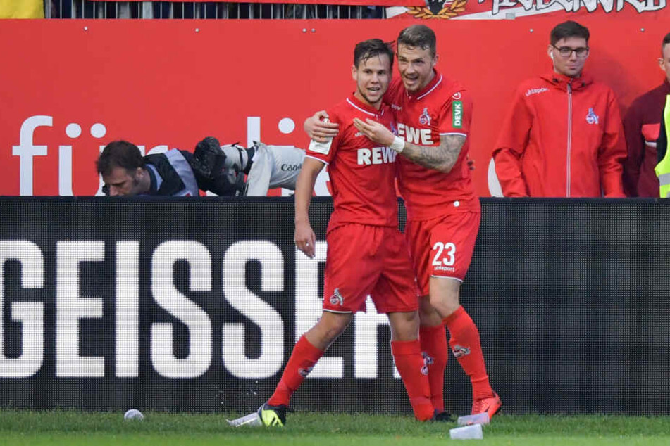Louis Schaub (l.) feiert mit Jannes Horn sein erstes Saisontor in Sandhausen.