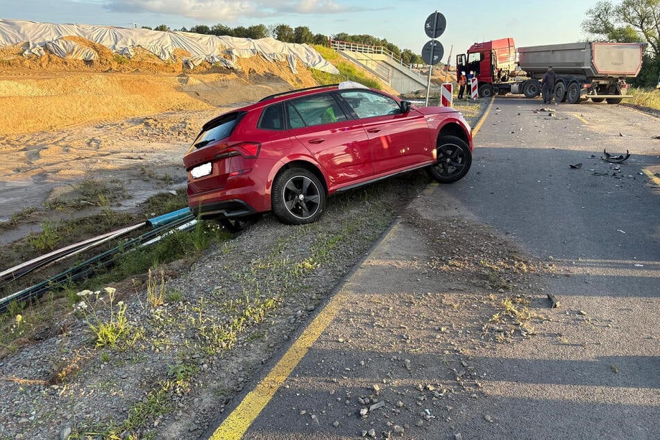 Der 32-jährige Fahrer musste aus seinem Skoda befreit werden.