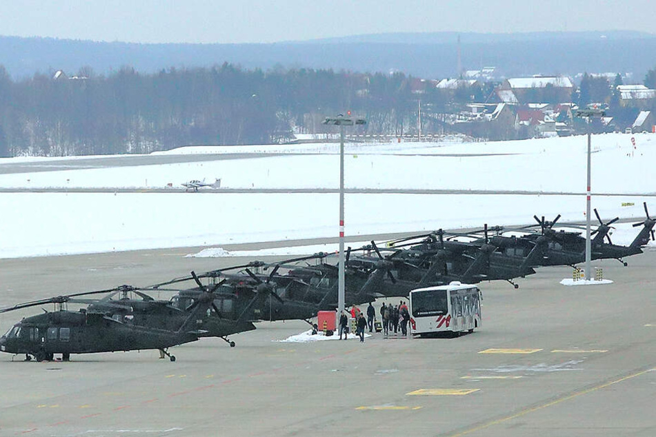 Zehn "Black Hawk"-Transporthubschrauber der Amis machten Halt in Dresden, blieben über Nacht.