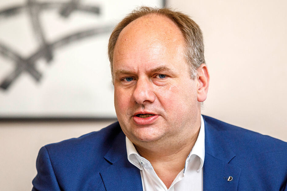 Dresdens OB Dirk Hilbert (47) gratulierte den Forscherinnen und Forschern zum Erfolg.